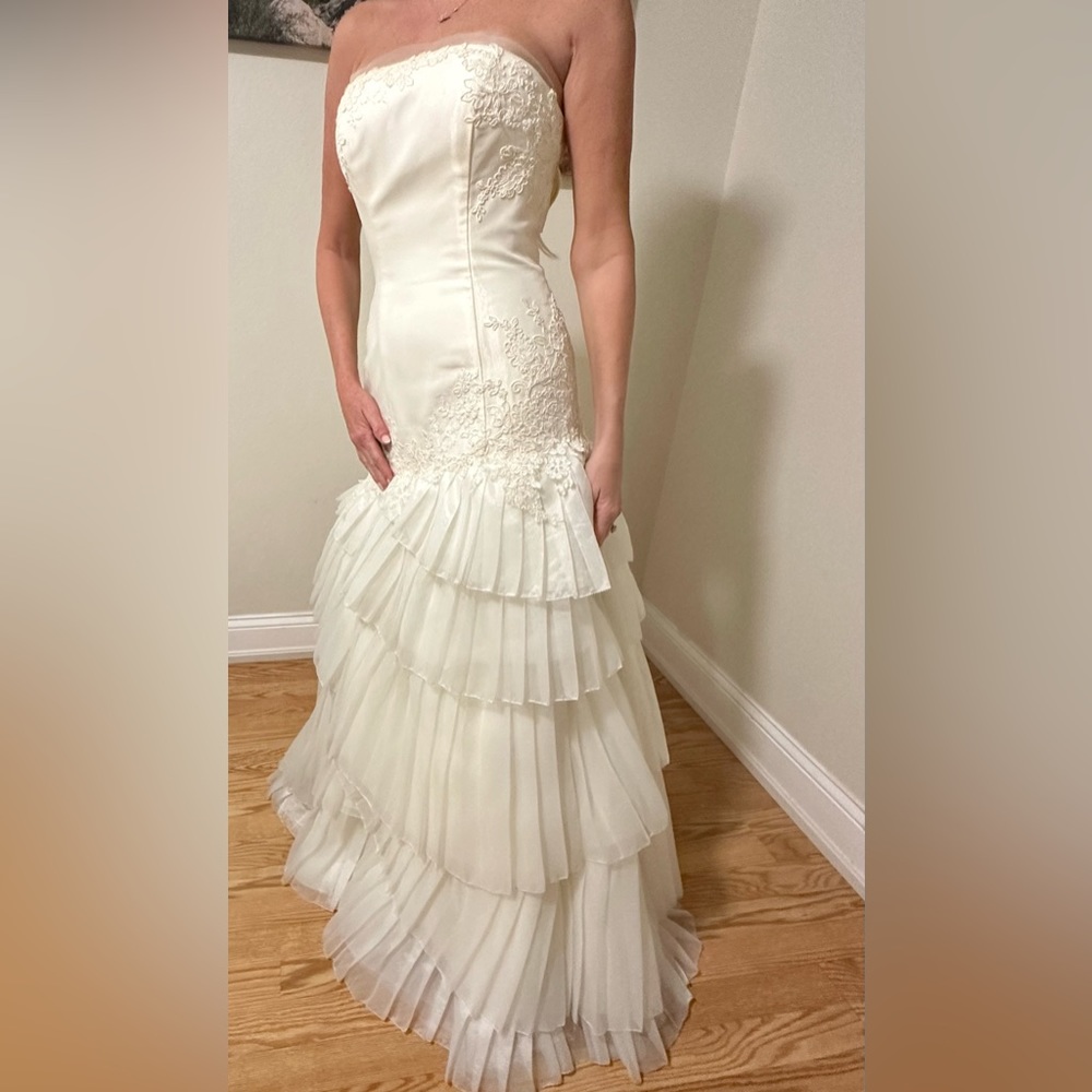 Vera Wang White Wedding Gown Size 4 Ivory - Picture 1 of 4